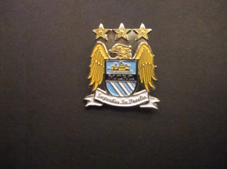 Manchester City Engelse voetbalclub(Premier League) uperbia in proelio ( trots in de strijd)